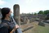 Zaradi selfija splezala na ruševine v Pompejih, grozi ji do 3000 evrov kazni