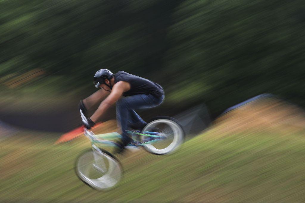 Hitrost kolesarjev je lahko zelo velika in zato so postavljene ovire lahko usodne. Foto: EPA