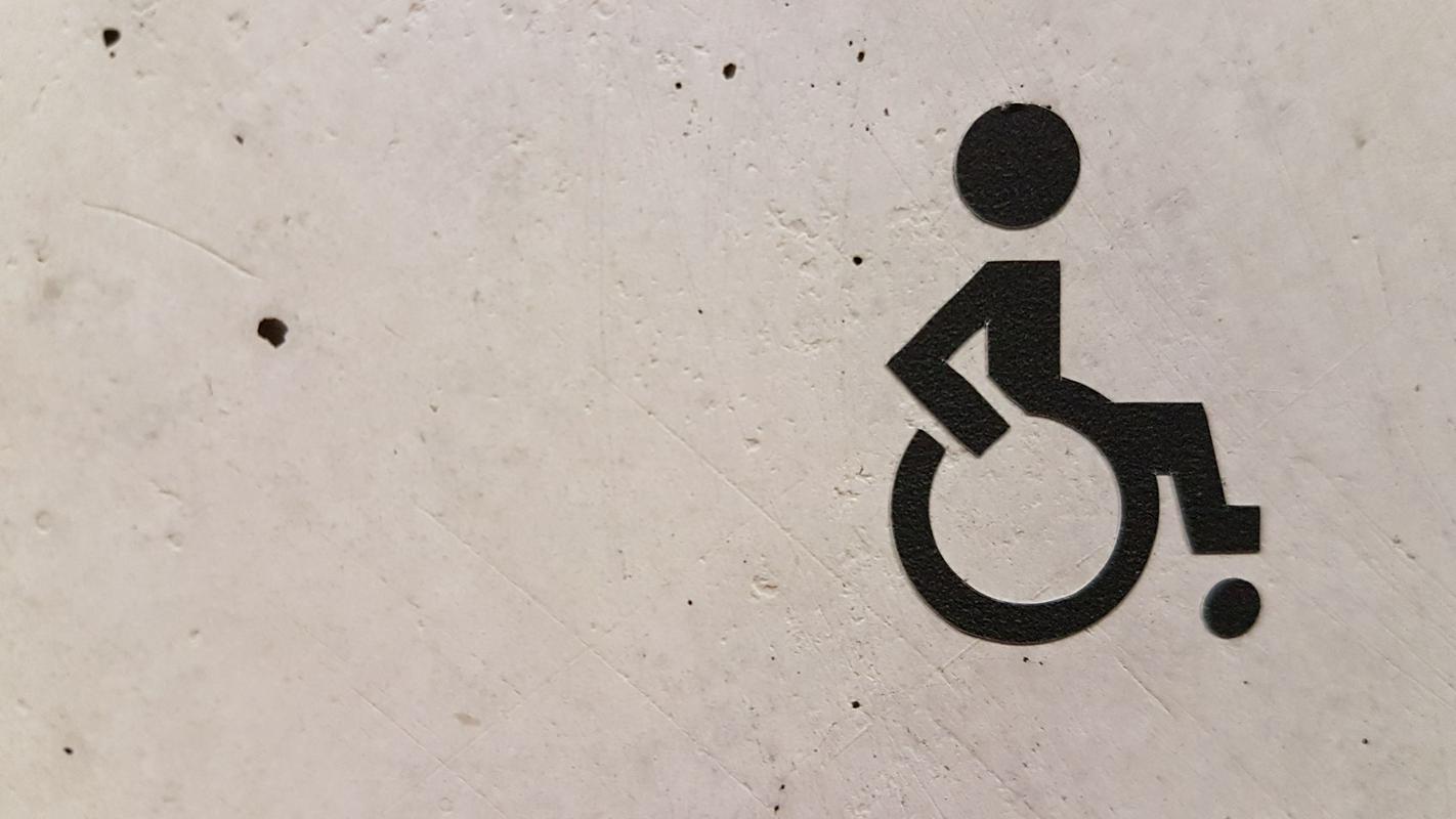 Pozivi k odstranitvi ovir, ki invalidom otežujejo enakopravno sodelovanje