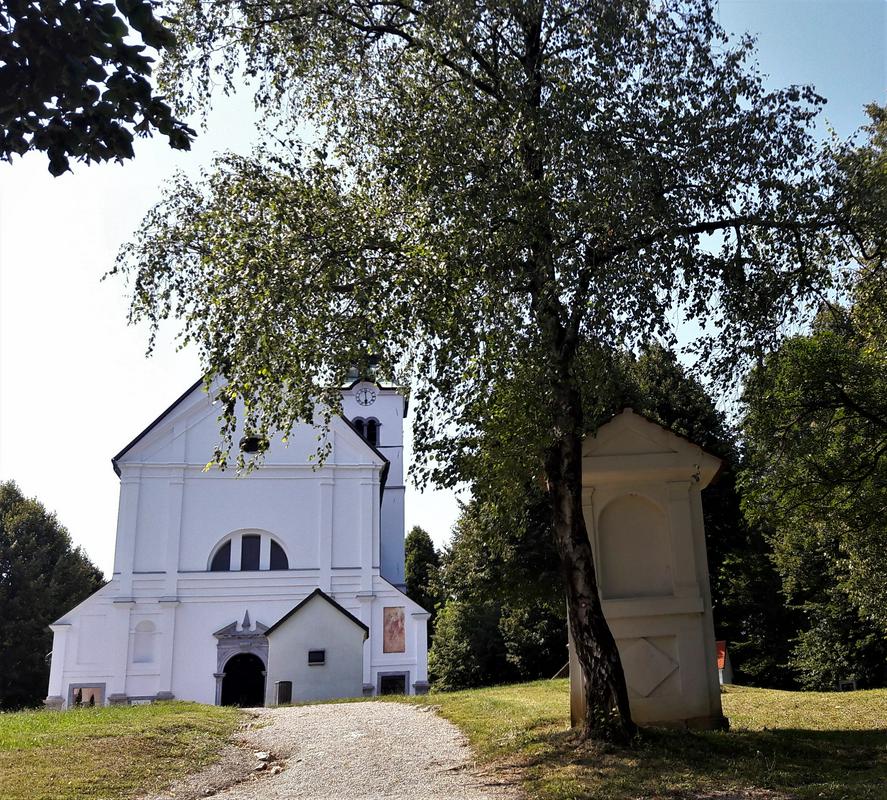 Cerkev Svete trojice na vrhu Fijolčne gore. Foto: Žana E. Čeh