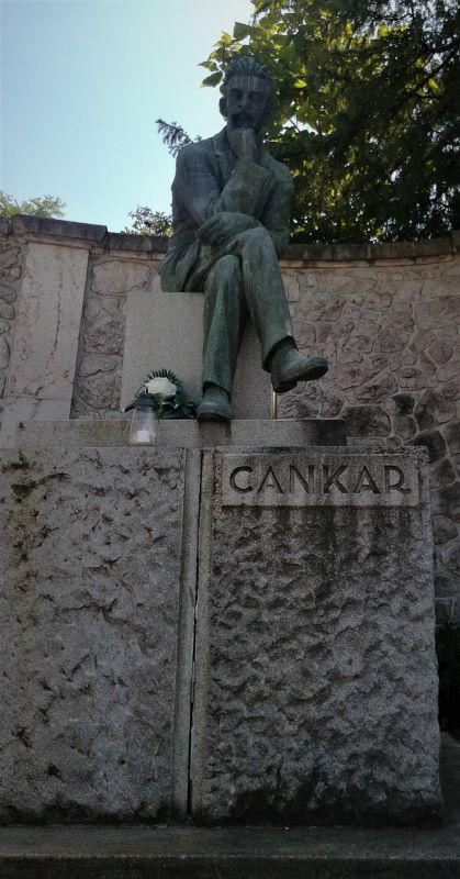 Cankarjev kip danes razmišlja ob novi cesti. Foto: Žana E. Čeh