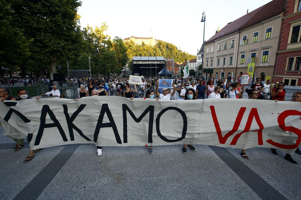 Protestniki vladi sporočajo, da še vedno čakajo njen odstop. Foto: BoBo/Borut Živulović