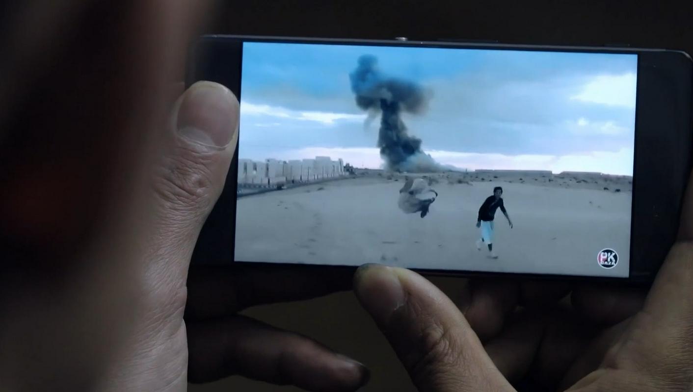 Prizor, v katerem Abdala gleda posnetke, ki prikazujejo trening njegovih prijateljev med izraelskim bombardiranjem. Gre za edini arhivski posnetek, uporabljen v filmu, posneli so ga z mobilnim telefonom. Foto: Zajem zaslona