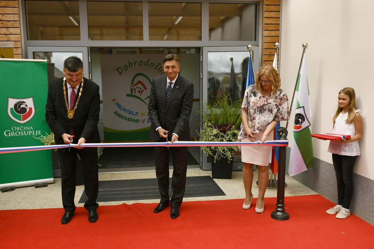 Župan Peter Verlič, predsednik Borut Pahor in ravnateljica Janja Zupančič. Foto: Twitter Borut Pahor