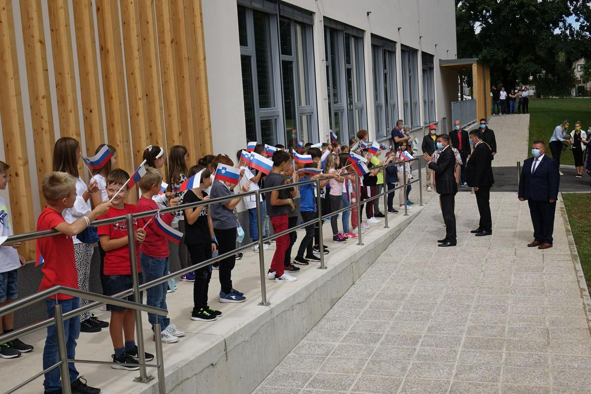 Otroci so predsedniku Pahorju ob prihodu mahali z zastavicami. Foto: Občina Grosuplje