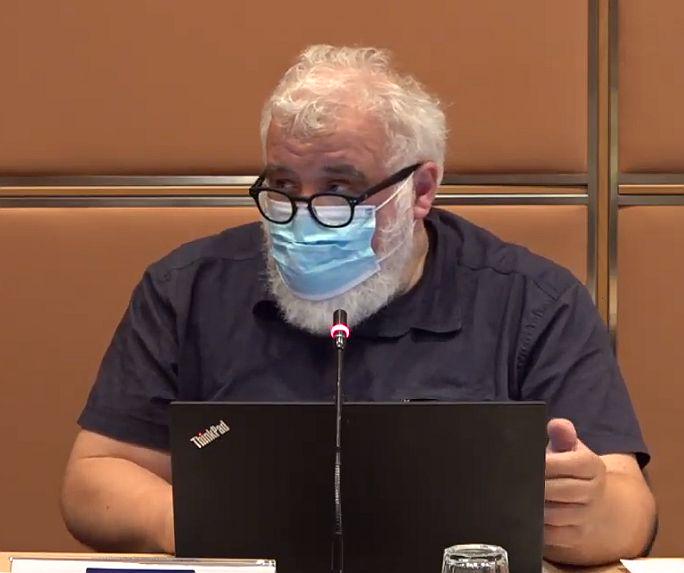 Direktor NIJZ-ja Milan Krek je pozabil na zaščitno masko. Foto: Zajem zaslona