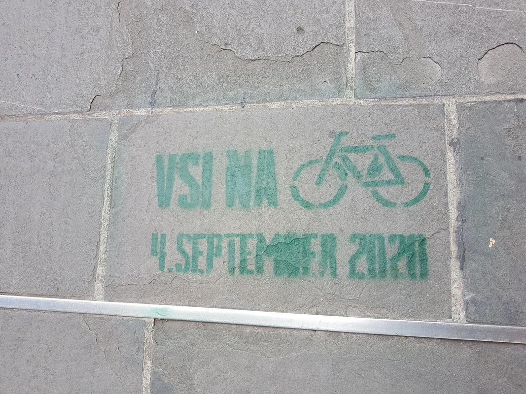 Tla ljubljanskih ulic so prekrili grafiti, ki so pozivali k protestnemu kolesarjenju. Foto: MMC RTV SLO/Gorazd Kosmač