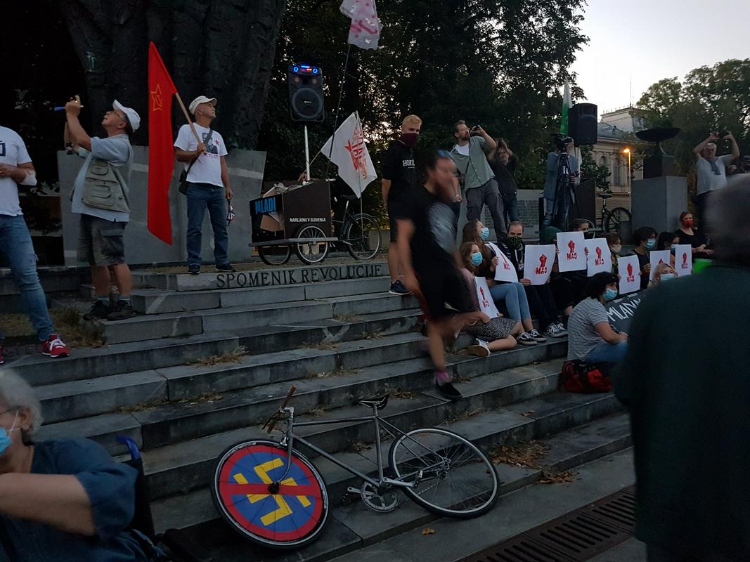 Na trgu je spregovoril eden od neuradnih vodij protestov Jaša Jenull. Foto: MMC RTV SLO/Gorazd Kosmač