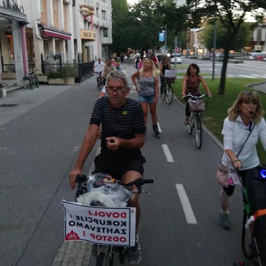 Manjša skupina protestnikov na kolesih v Novi Gorici. Foto: Facebook, zajem zaslona