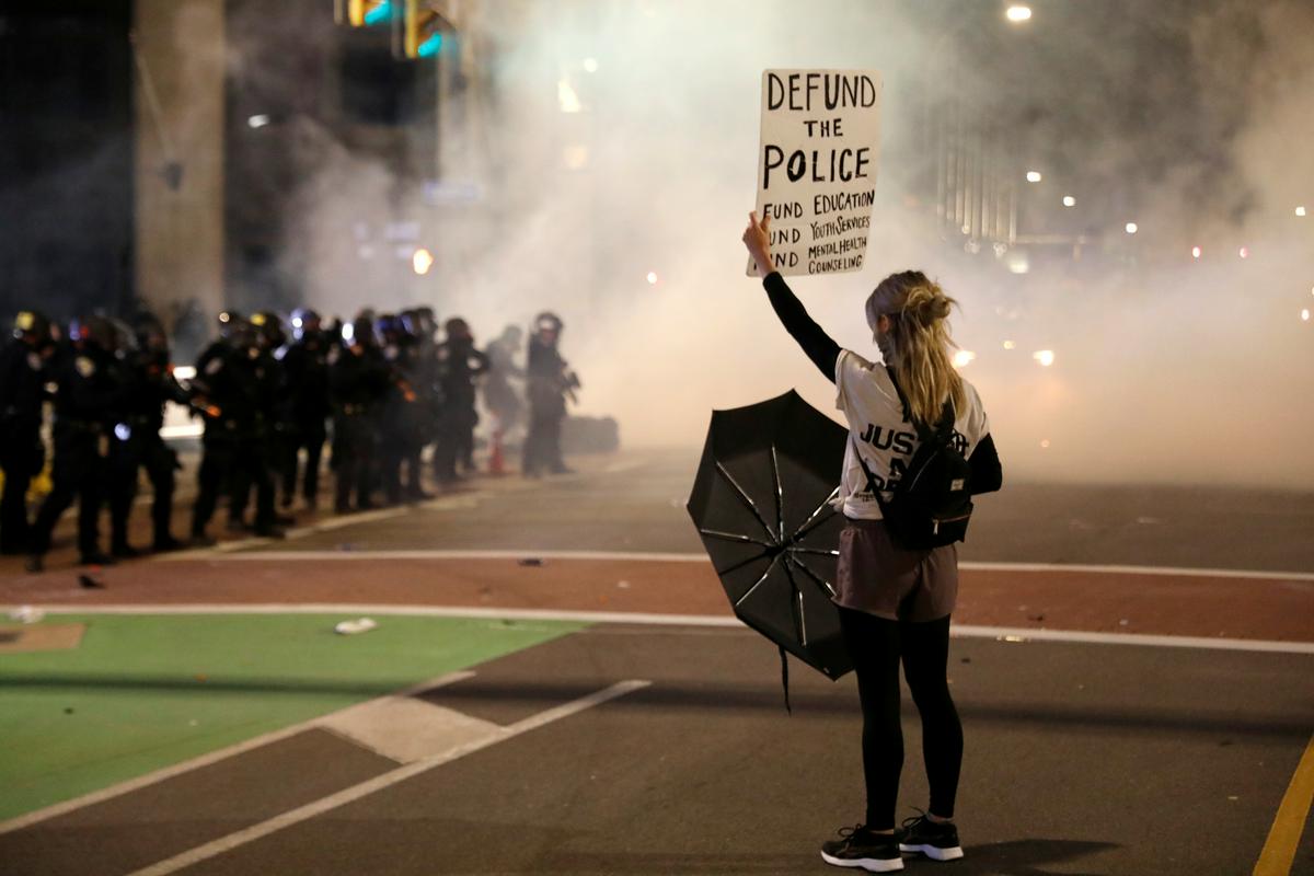 Protestniki v Rochestru v zvezni državi New York so pozivali tudi k zmanjšanju sredstev za policijo. Foto: Reuters
