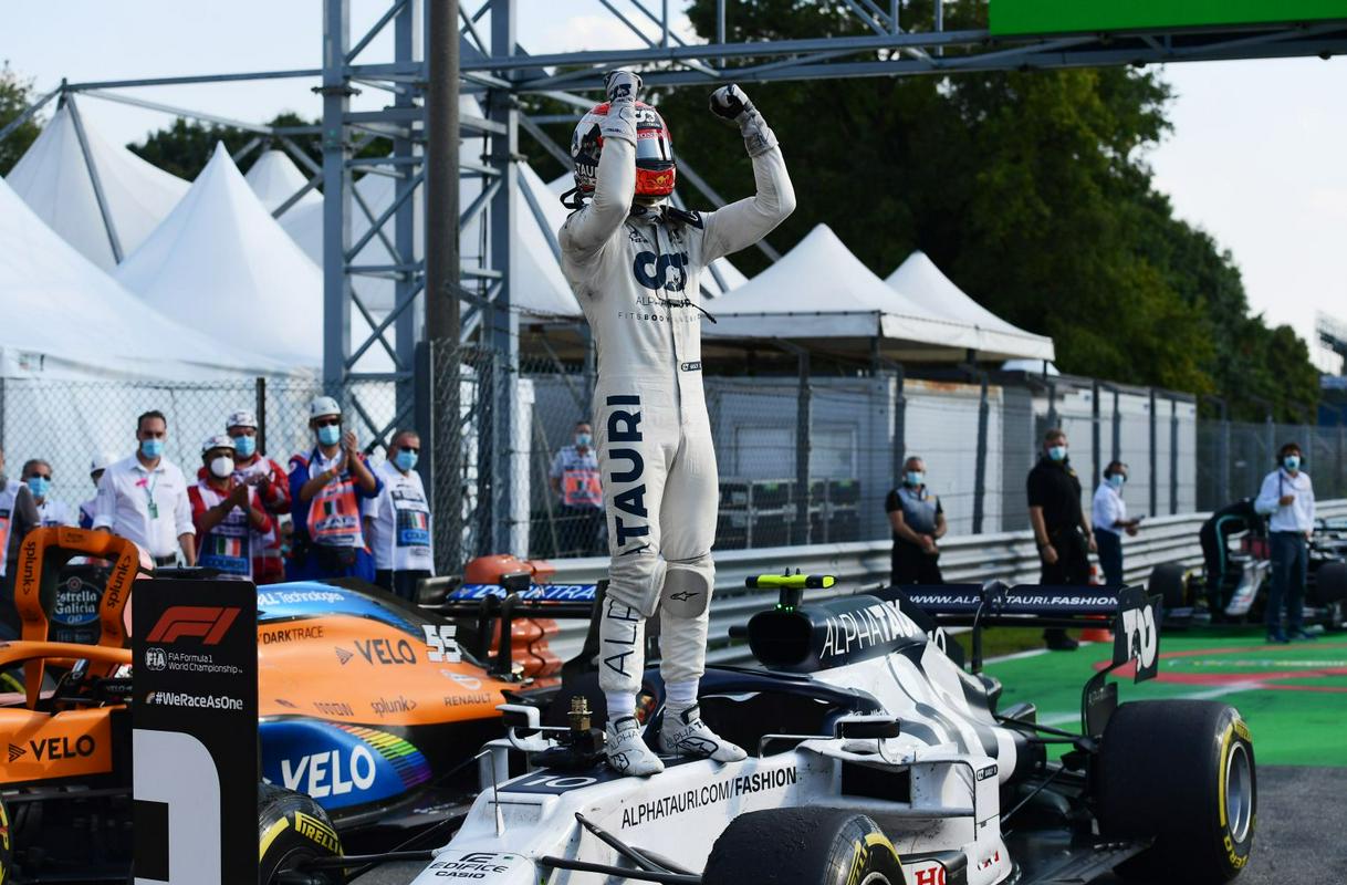 Veselje Pierra Gaslyja s svojim moštvom po veliki zmagi na dirki za VN Italije. To je za AlphaTauri (nekdanji Toro Rosso) druga zmaga v formuli ena. Tudi prvo so dosegli v Monzi, leta 2008 je deževno dirko dobil Sebastian Vettel. Foto: Reuters