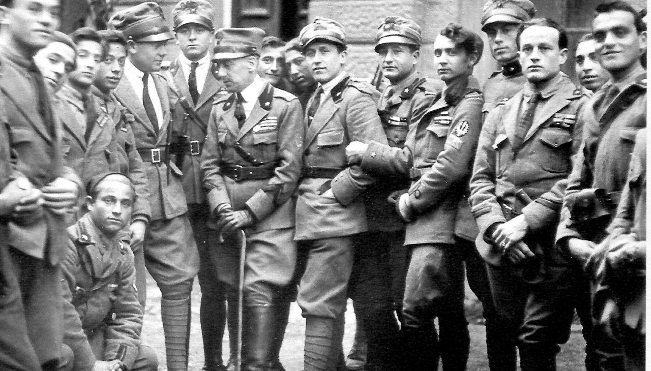 Gabriele D'Annunzio (v sredini s palico) z legionarji na Reki leta 1919. Pariška mirovna konferenca Reke ni želela prepustiti Italiji, zato je udaril na lastno pest. Foto: Wikipedia