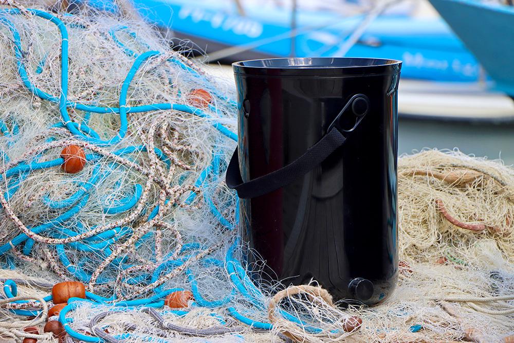 Kompostnik Bokashi Organko 2 Ocean, ki je narejen tudi iz granul recikliranih ribiških mrež. Foto: Plastika Skaza