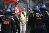 Številne aretacije ob vrnitvi rumenih jopičev na ulice Pariza 