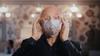 Skladatelj Ivan Fischer je izumil posebno masko za krepitev akustike