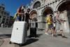 Turisti zapuščajo Italijo, ta se boji zimske katastrofe