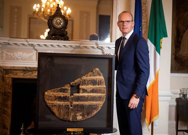 Irski zunanji minister Simon Coveny je prejšnji petek prejel kolo kot simbol nagrade za evropskega menedžerja leta po izbiri organizacije European Business Press. Foto: MGML