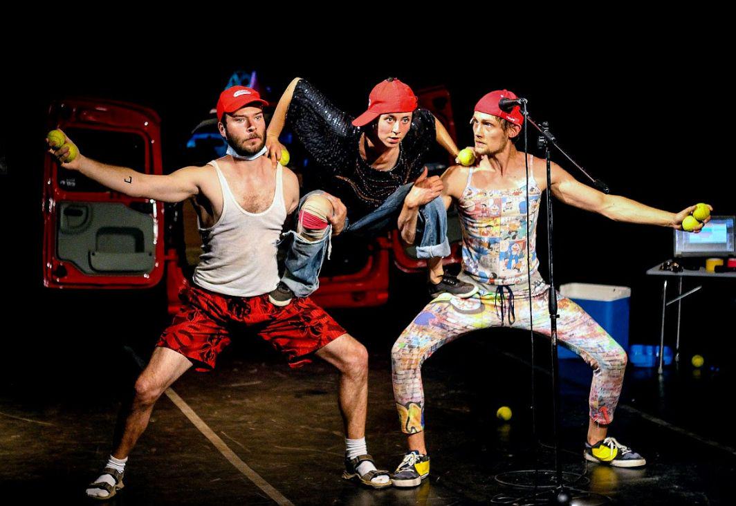 Kolektiv Mismo Nismo identificira svojo novo kreacijo Žonglerski koncert kot girl-boyband, pri čemer se petju, recitaciji, političnim komentarjem in drugi komunikaciji z občinstvom enakovredno pridruži umetnost žongliranja. Foto: Jahvo Joža