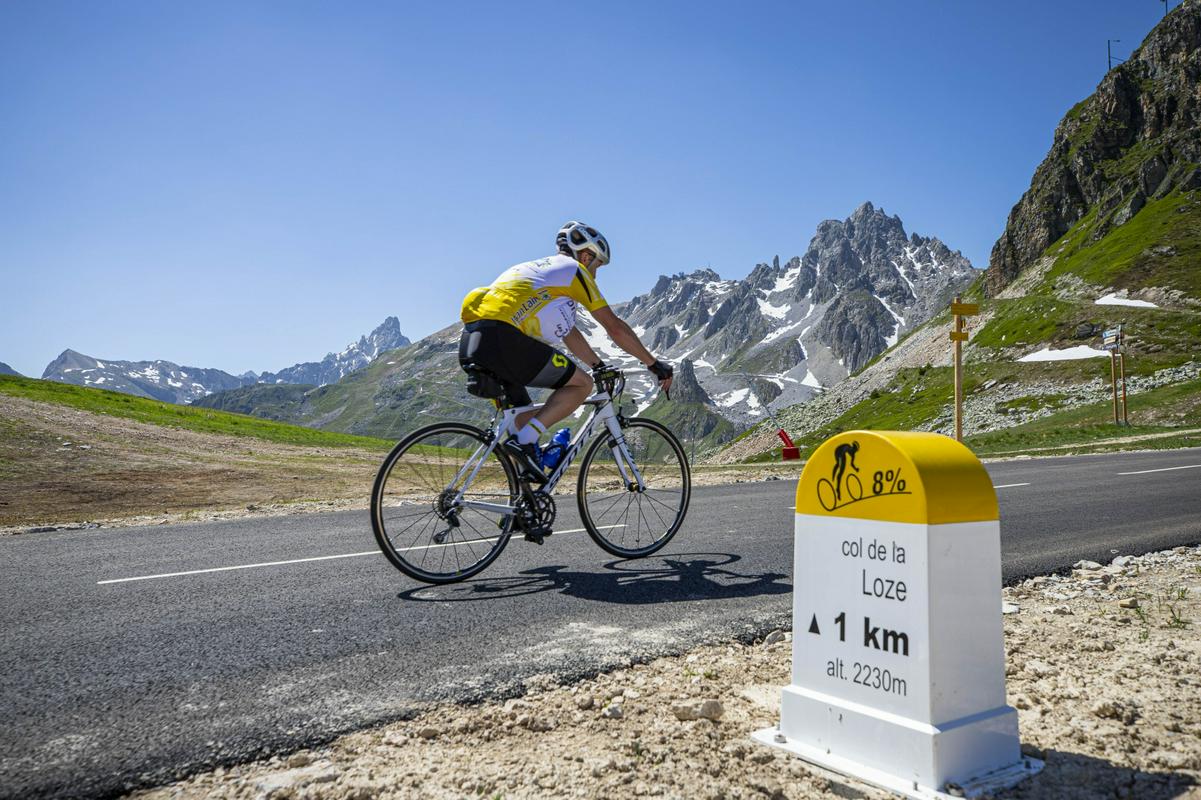 Dirka po Franciji se vrača na Col de la Loze, ki je kolesarsko premiero doživel na Touru 2020. A tokrat na najvišji točki ne bo etapni cilj, temveč bo sledil spust po vratolomni kolesarski stezi proti Courchevelu in nato kratek, a izjemno strm vzpon na altiport (gorsko letališče). Foto: EPA/ASO