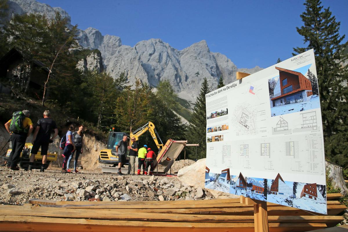 Nov dom bo postavljen že letos, naslednje leto pa bodo uredili tudi notranjo opremo. Foto: PZS/Andraž Purg
