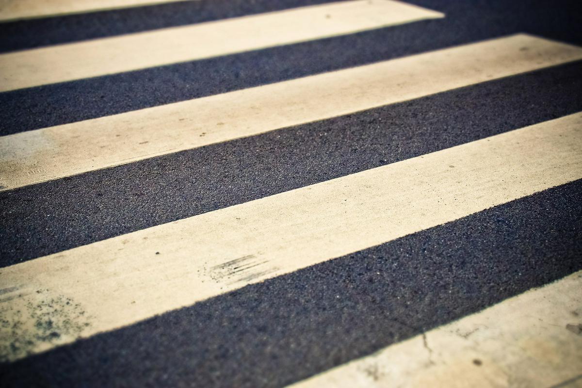 Policisti opozarjajo voznike, naj bodo previdni, pogosto se namreč zgodi, da vozniki izsiljujejo pešce, ko ti pravilno prečkajo prehod za pešce. Foto: Pixabay