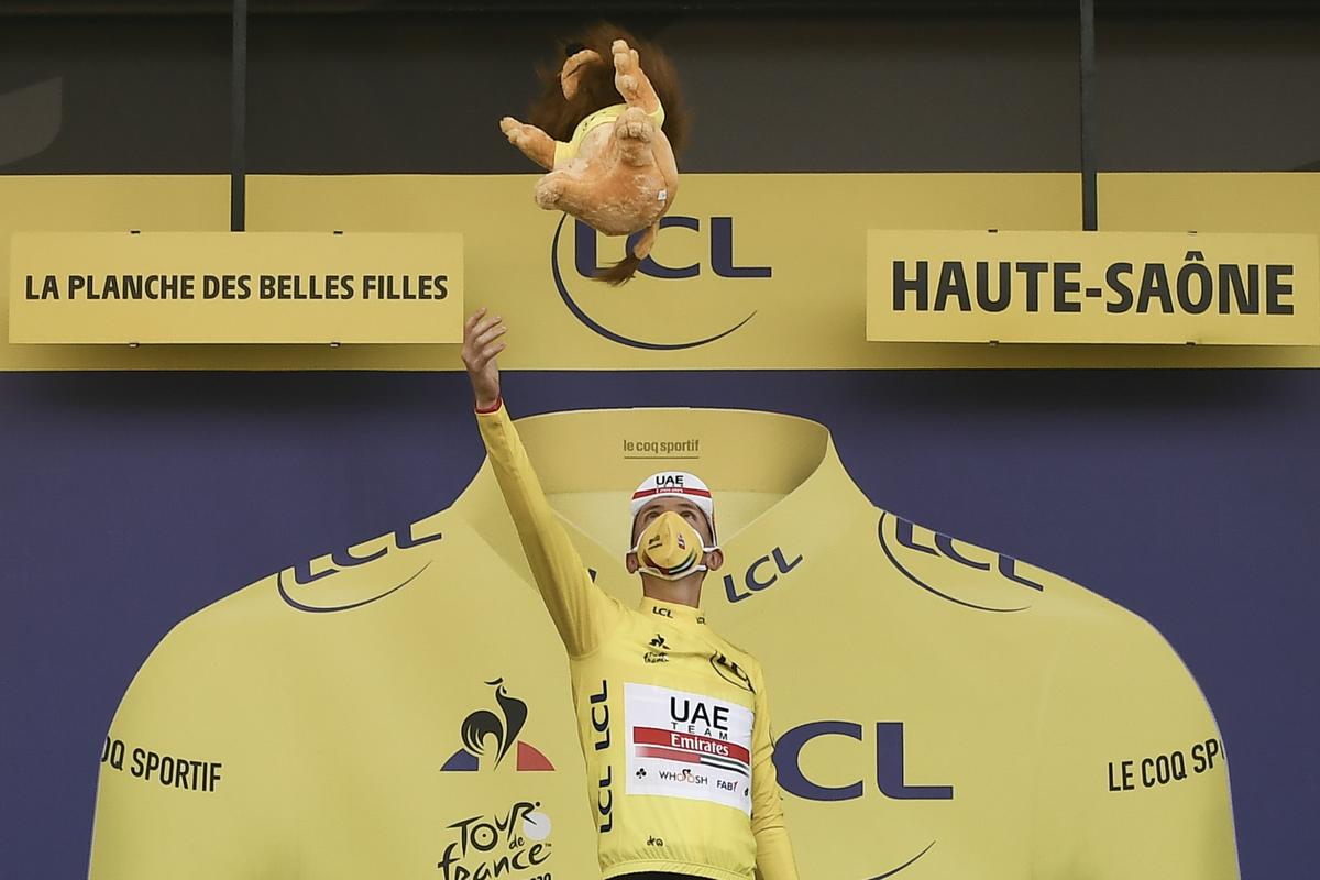 Nor dan v Vogezih je prinesel rumeno majico mlajšemu od dveh slovenskih šampionov. Tadej Pogačar je na odru vrgel in ujel levčka in nakazal, da je Tour de France 2020 zdaj njegov. Foto: AP