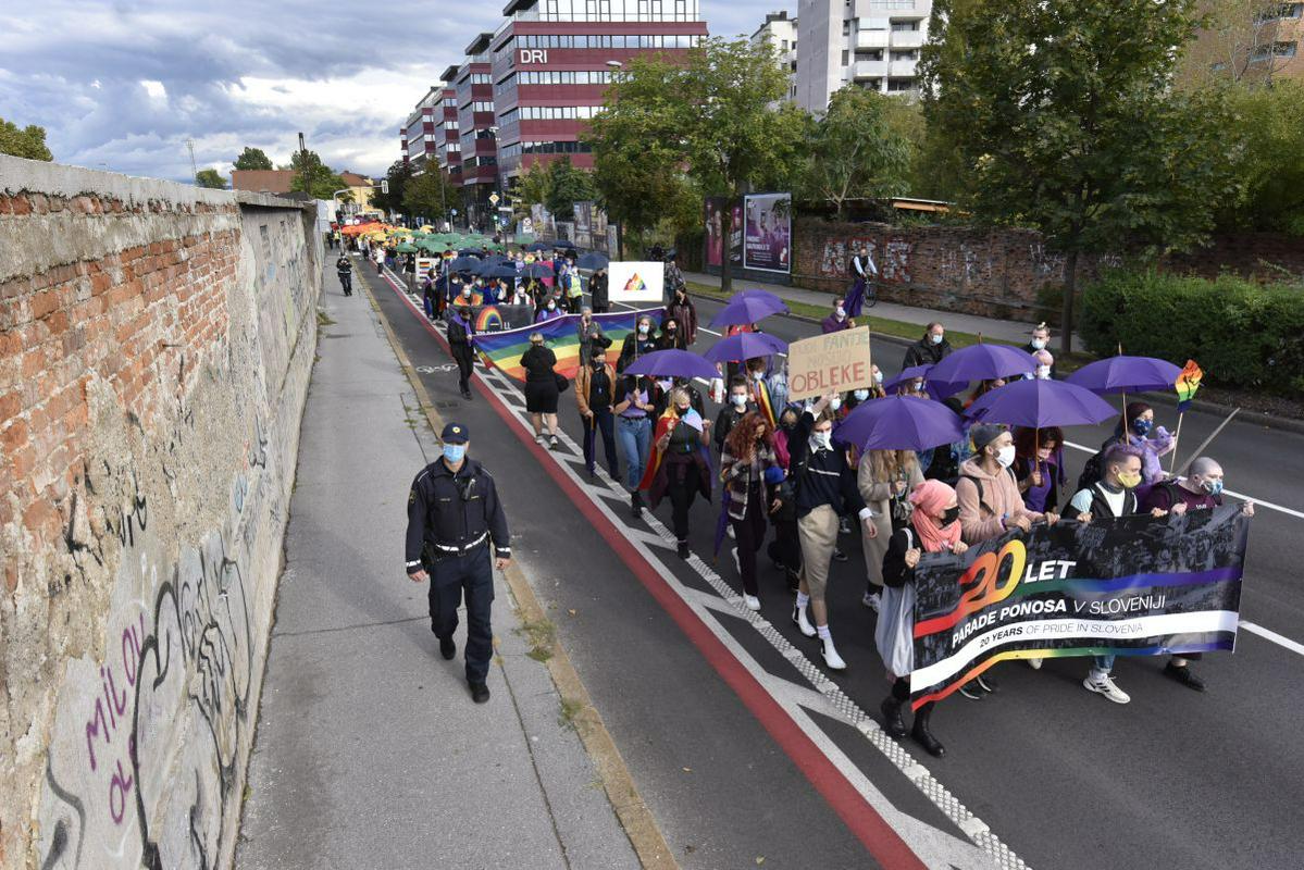 Zaradi omejitev zbiranja so se morali udeleženci na parado prijaviti in nositi maske. Foto: BoBo/Žiga Živulović ml.