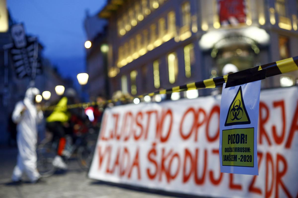 Protestniki sporočajo, da se petkovi protesti nadaljujejo. Foto: BoBo/Borut Živulović