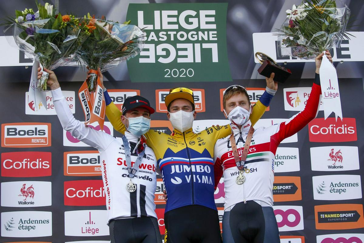 Primož Roglič (v sredini), zmagovalec letošnje izvedbe najstarejše kolesarske klasike na svetu, Liege-Bastogne-Liege. Na odru za zmagovalce sta mu družbo delala še Švicar Marc Hirschi (levo) in rojak Tadej Pogačar. Foto: EPA