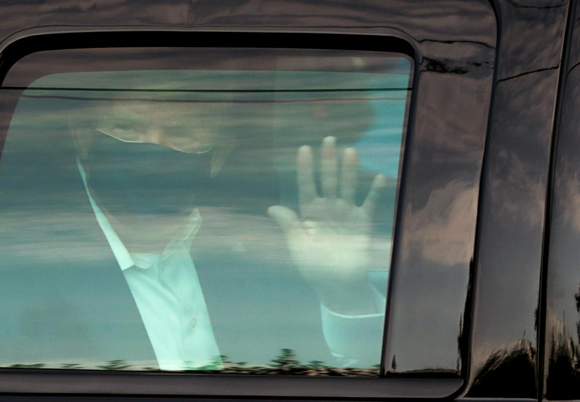 Trump med vožnjo okoli bolnišnice. Foto: Reuters