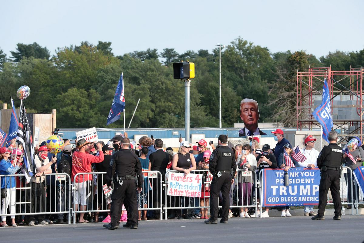 Trumpovi podporniki pred bolnišnico. Foto: Reuters