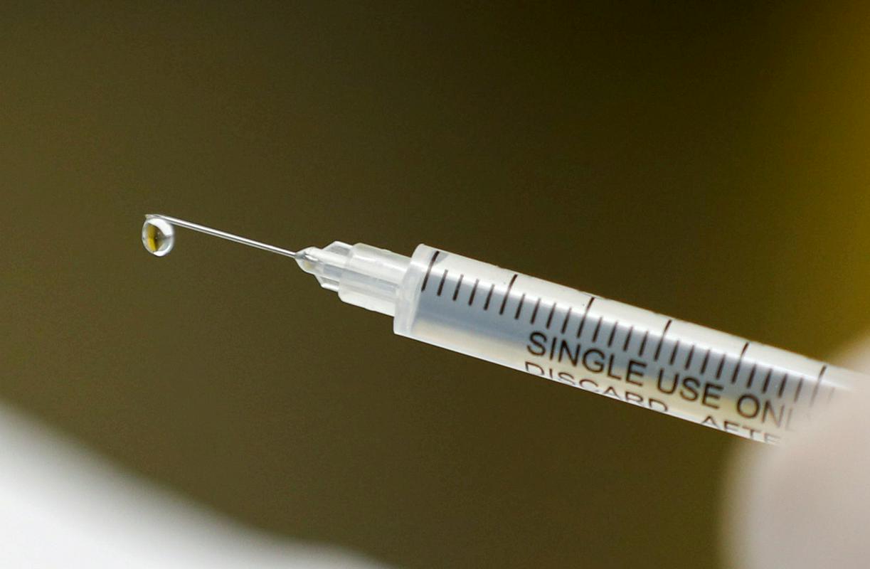 Tekoči pregled še ne pomeni, da lahko sklepajo o varnosti in učinkovitosti cepiva, saj morajo vključiti še velik del podatkov, so sporočili z EMA-ja. Foto: Reuters
