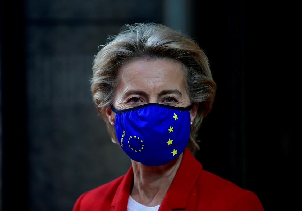 Predsednica Evropske komisije Ursula von der Leyen je potem prestrukturirala svojo ekipo. Hogana je na položaju komisarja za trgovino zamenjal Dombrovskis, McGuinnessova pa je postala njegova naslednica na položaju komisarja za finančne storitve. Foto: Reuters