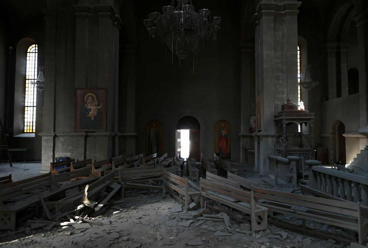 Azerbajdžanske sile naj bi obstreljevale in poškodovale katedralo iz 19. stoletja. Foto: Reuters