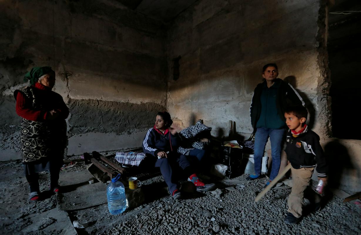 Begunci iščejo zatočišče v mestu Šuša. Foto: Reuters