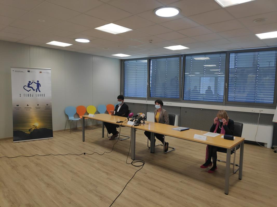 Novinarska konferenca, predstavitev projekta S teboj lahko. Trije govorniki z maskami za mizo. Foto: Radio Maribor/Lidija Cokan