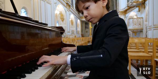 Pianiste français de six ans jouant Rachmaninov