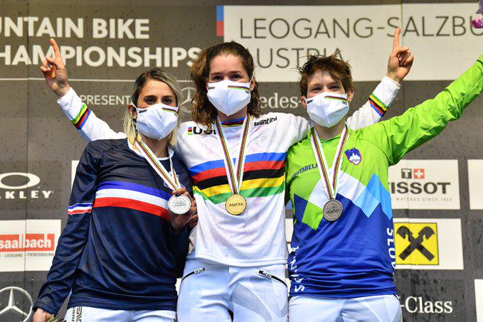 Monika Hrastnik je v prestižnem spustu zaostala le za svetovno prvakinjo Švicarko Camille Balanche in srebrno Francozinjo Myriam Nicol,Foto: Twitter/@UCI_MTB