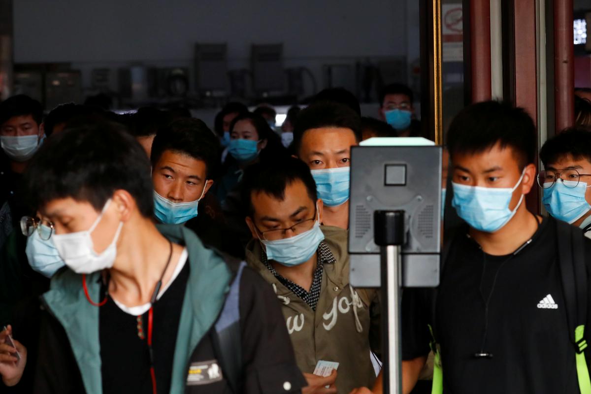 Kitajska ima strategijo množičnega testiranja že ob najmanjšem izbruhu. Foto: Reuters