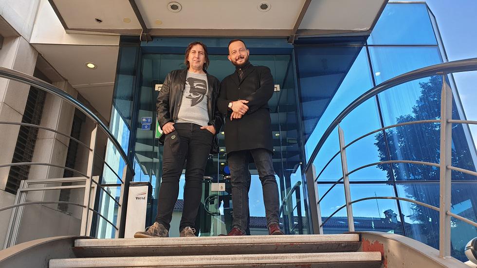 Z voditeljem Iztokom Novakom sta se dotaknila tudi njegove izgorelosti pred tremi leti in tematike aktualne plošče, ki je zadnja v CD obliki. Foto: Radio Koper Z voditeljem Iztokom Novakom sta se dotaknila tudi njegove izgorelosti pred tremi leti in tematike aktualne plošče, ki je zadnja v CD obliki. Foto: Radio Koper