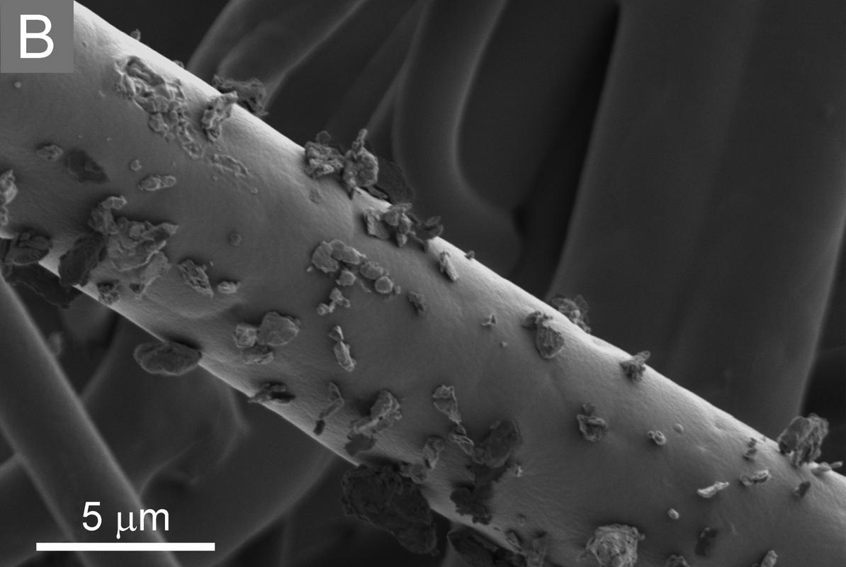 Slika polipropilenskih vlaken z ujetimi prašnimi delci po testiranju filtracijske učinkovitosti. Foto: IJS