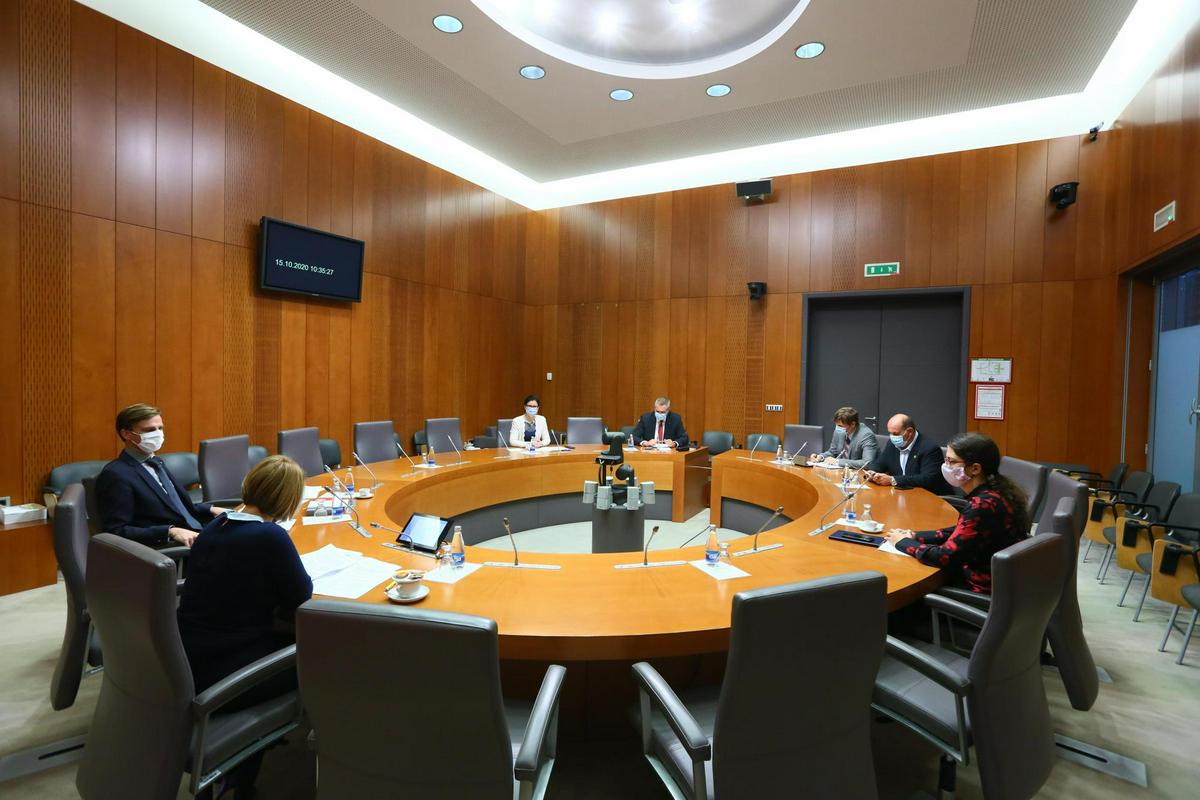 Zasedanje parlamentarne preiskovalne komisije. Foto: DZ/Matija Sušnik