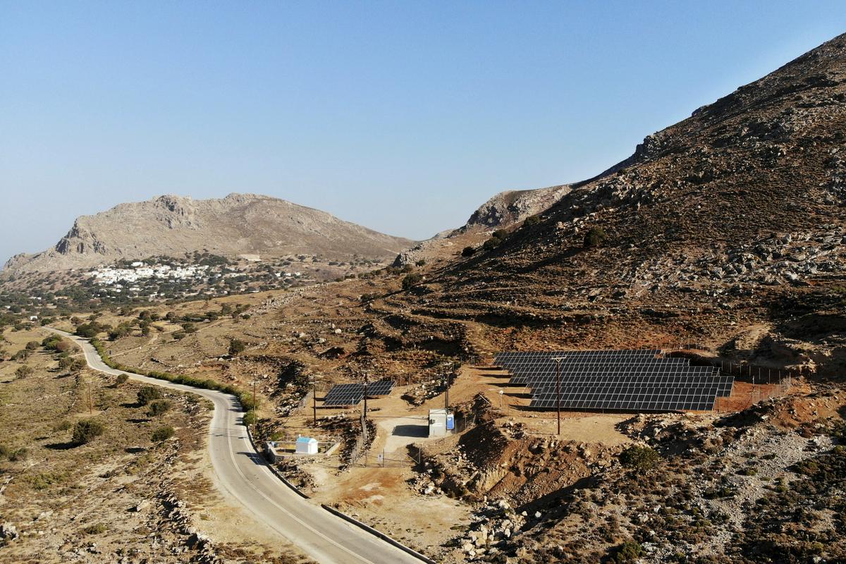 Grški otok Tilos je energetsko samooskrben, električno energijo pridobiva s kombinacijo vetrne in sončne energije. Foto: AP