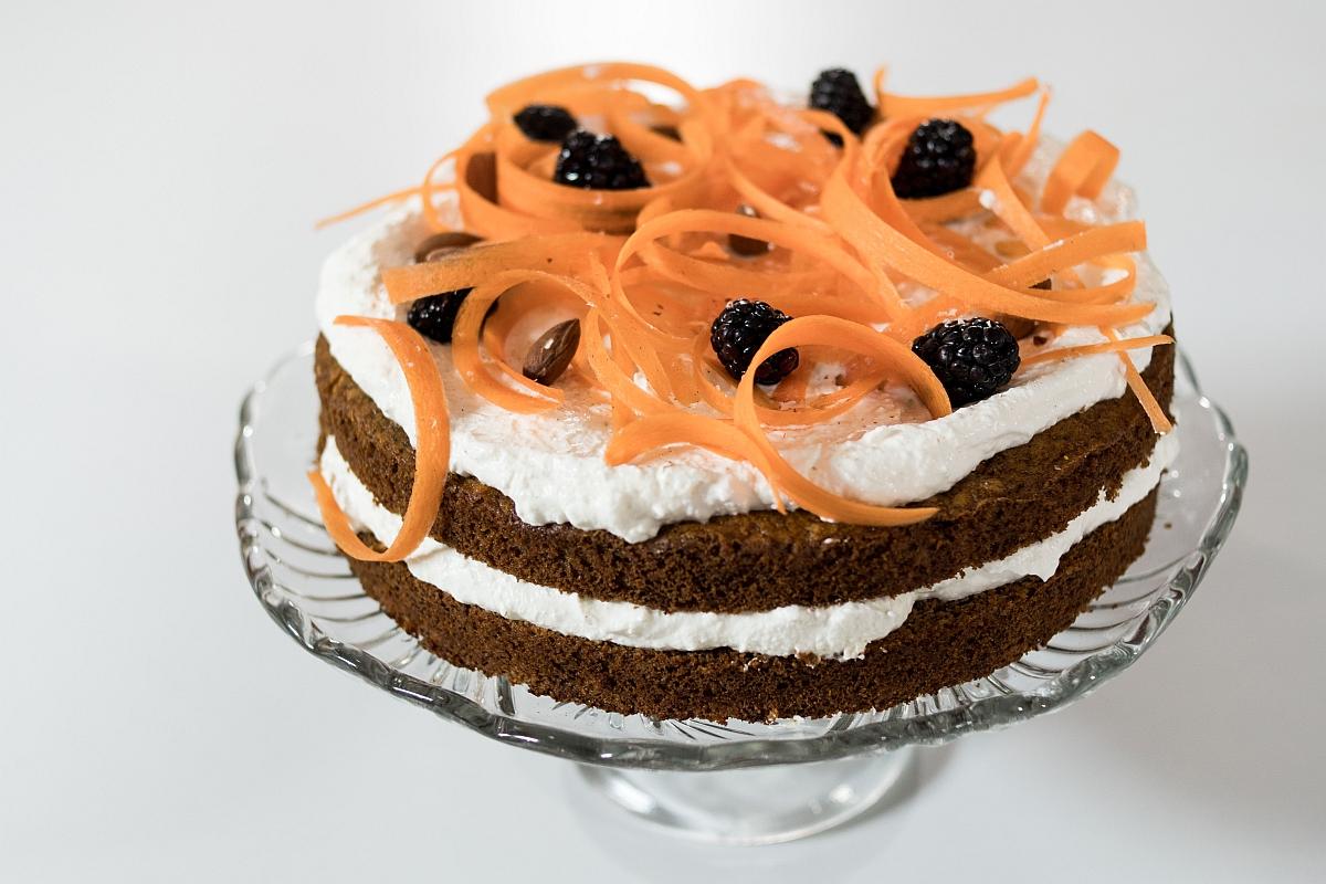 Torto lahko dekoriramo s korenčkovimi lističi. Foto: Arhiv oddaje Pregreha brez greha