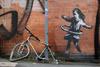 Deklica s hulahupskim obročem: Banksy poišče humor v nesreči