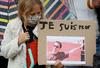 Francozi na ulicah izražajo solidarnost z umorjenim učiteljem