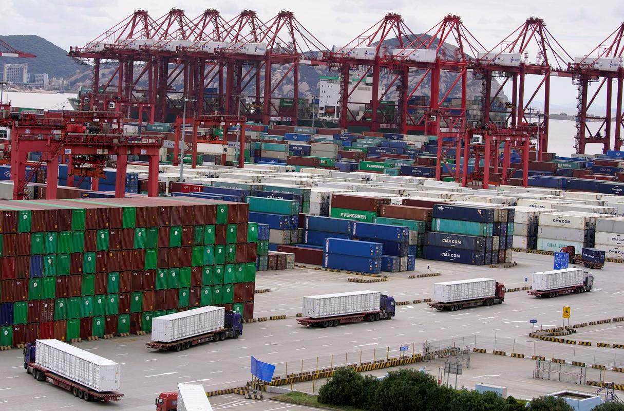 Izvoz se povečuje. Prizor iz pristanišča v Šanghaju. Foto: Reuters