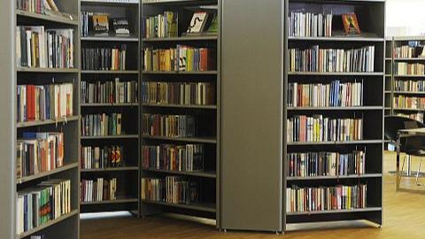 Še zmeraj pa obiskovalci knjižnic ne bodo mogli sami med knjižne police, zato je treba knjige predhodno naročiti.  Foto: BoBo