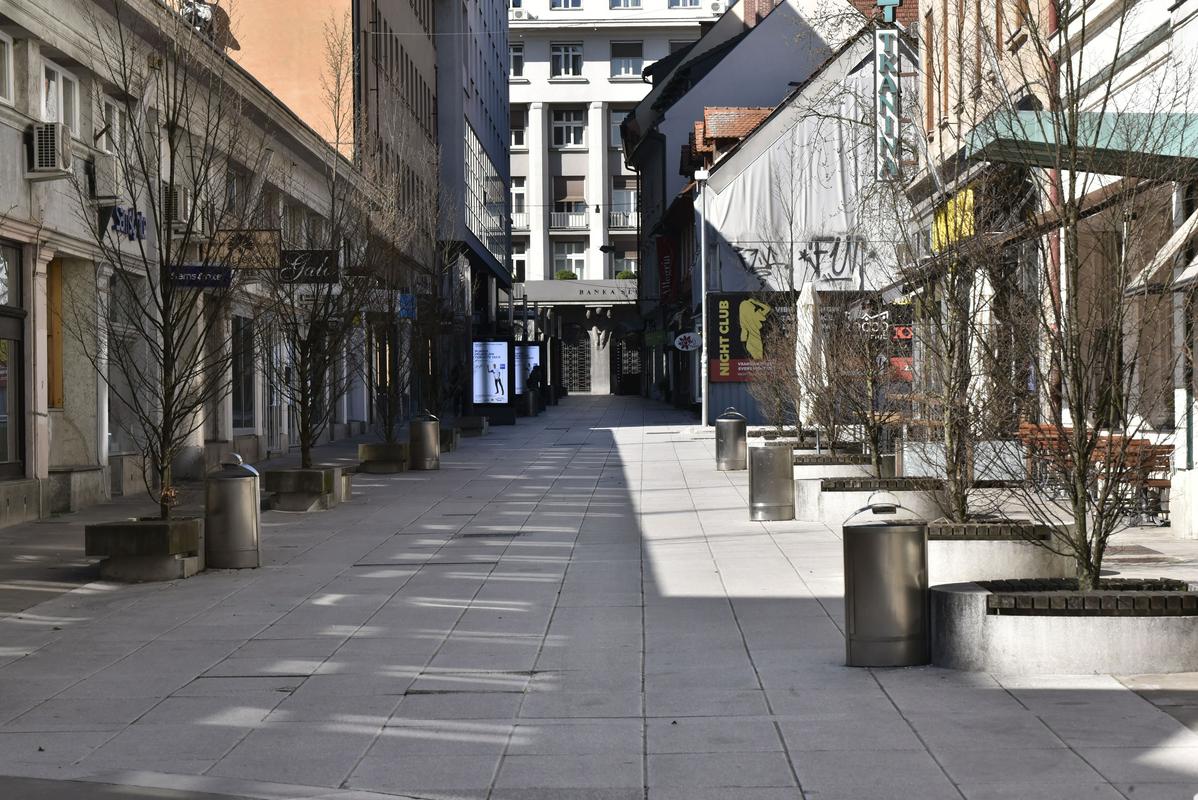 Zaradi zaprtja števinih dejavnosti so ulice slovenskih mest večkrat samevale. Foto: BoBo