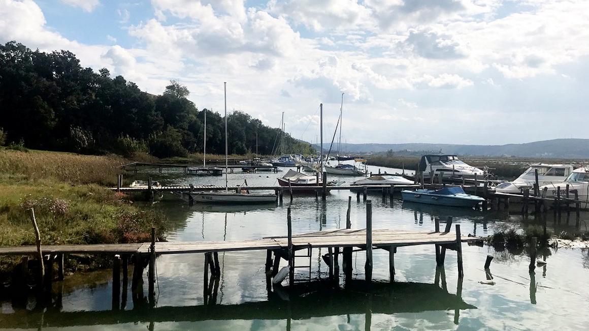 Piranski občinski svetniki so skoraj soglasno sprejeli odločitev, da lahko Okolje Piran s sklenitvijo koncesijske pogodbe prične upravljati s pristaniščem Jernejev kanal. Foto: Radio Koper